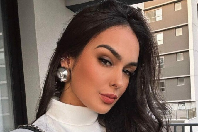 Ex-BBB Larissa Santos dá puxadinha no fio-dental e provoca clima quente na web -  (crédito: Observatório dos Famosos)