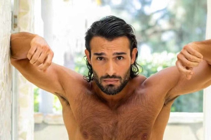 Sam Asghari, ex-marido de Britney Spears, surge pelado em capa de revista -  (crédito: Observatório dos Famosos)