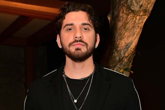 Gustavo Mioto dá opinião sincera sobre beijo técnico em novela vertical da Globo -  (crédito: Observatório dos Famosos)