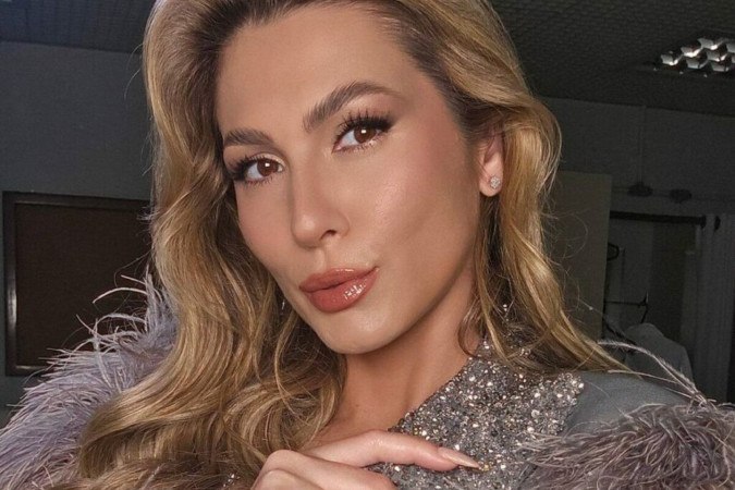 Lívia Andrade surge de maiô fio-dental e mostra bumbum enorme -  (crédito: Observatório dos Famosos)