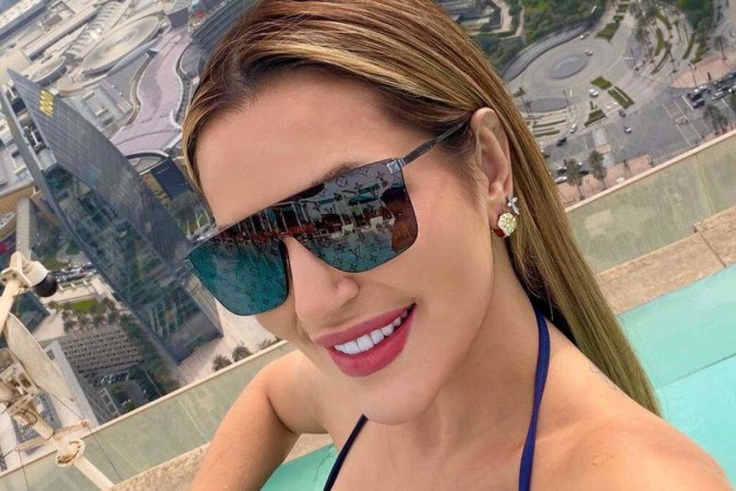 De fio-dental, Deolane Bezerra coloca bumbum para jogo durante viagem -  (crédito: Observatório dos Famosos)
