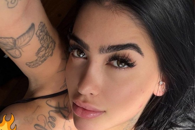 MC Mirella tira a roupa e fica nua no sofá enquanto grava conteúdo adulto -  (crédito: Observatório dos Famosos)