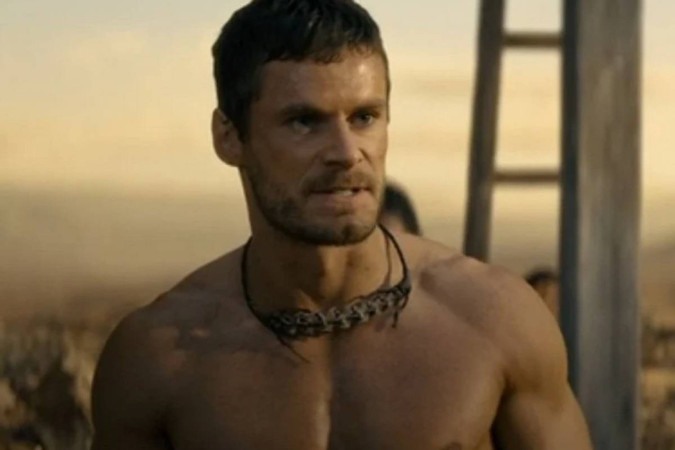 Ator de Spartacus fala sobre gravação de cena em que personagem tem pênis arrancado -  (crédito: Observatório dos Famosos)