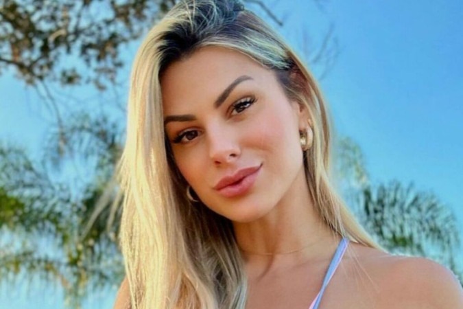 Mulher de Eduardo Costa elege biquíni azul para curtir clima ensolarado na piscina -  (crédito: Observatório dos Famosos)