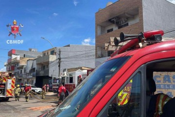 Bombeiros se depararam com grande quantidade de fumaça saindo de um apartamento localizado no segundo andar do prédio  -  (crédito: Reprodução/CBMDF)