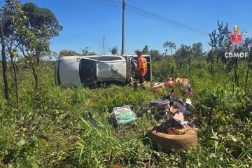 Veículo estava na DF-250 capotado e lateralizado às margens da rodovia -  (crédito: Reprodução/CBMDF)