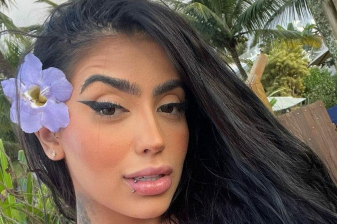 De fio-dental, MC Mirella dá empinadinha e exibe bumbum tatuado -  (crédito: Observatório dos Famosos)