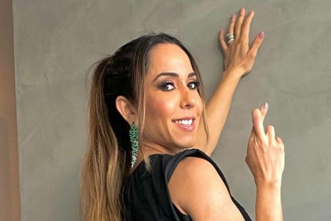 Mulher Melão joga o bumbum para o alto em foto pelada e provoca: “Quer mais?” -  (crédito: Observatório dos Famosos)