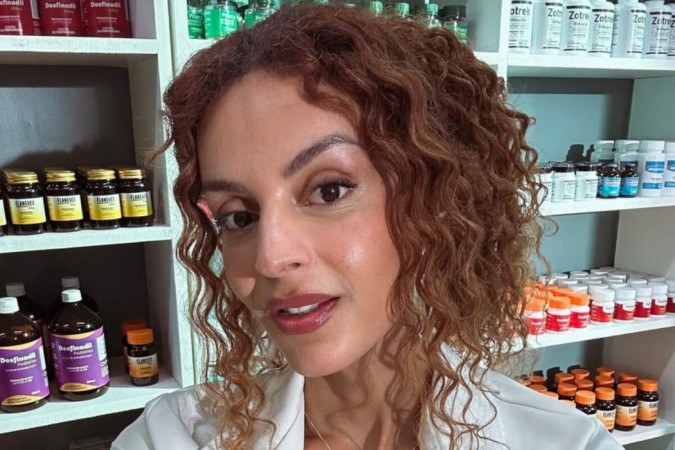 Sucesso em Três Graças, Gabriela Loran surge de maiô cavadíssimo em cliques -  (crédito: Observatório dos Famosos)