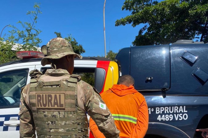 Antes da chegada dos policiais, o homem foi amarrado - (crédito: Divulgação/PMDF) Antes da chegada dos policiais, o homem foi amarrado - (crédito: Divulgação/PMDF)