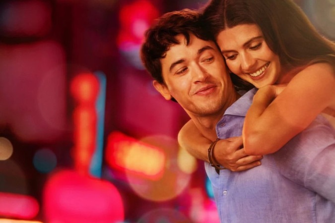 Adaptação literária acompanha amizade, viagens e mudanças ao longo dos anos -  (crédito: Obeservatório da TV)