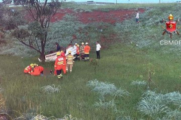 Veículo capotou com três pessoas 
em viaduto na BR-040 -  (crédito: Divulgação/CMBDF)