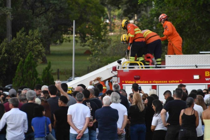 Militares do Corpo de Bombeiros descem caixão com corpo de Rodrigo Castanheira -  (crédito: Ed Alves/CB/D.A.Press)