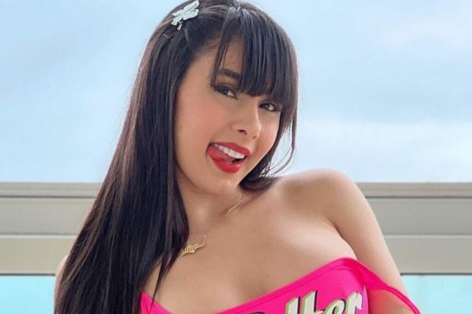 Juliana Bonde surge de fio-dental na banheira e faz clima ferver ao empinar o bumbum -  (crédito: Observatório dos Famosos)