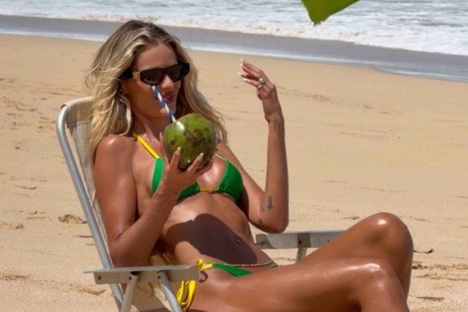 Yasmin Brunet aposta em biquíni verde e amarelo para renovar o bronzeado e exibe cinturinha fina -  (crédito: Observatório dos Famosos)