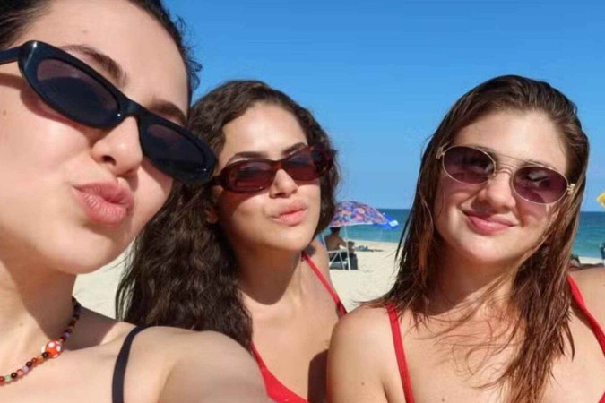 Klara Castanho curte dia de praia com Maisa Silva e Debora Ozório: “Garotas do momento” -  (crédito: Observatório dos Famosos)