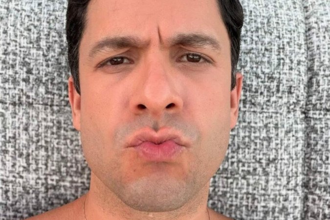 Rainer Cadete exibe peitoral peludo na praia e recebe elogios ousados -  (crédito: Observatório dos Famosos)