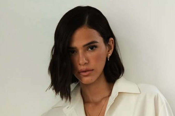 Bruna Marquezine surge seminua e de visual renovado em nova foto -  (crédito: Observatório dos Famosos)