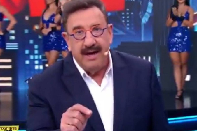Ao vivo, Ratinho reclama de mudanças no horário do seu programa no SBT: “Não vou pedir as contas” -  (crédito: Observatório dos Famosos)