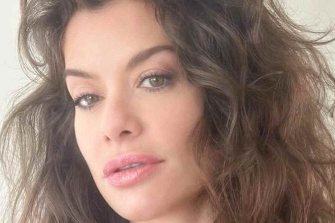 Recém-solteira, Alinne Moraes chama atenção nas redes com foto de biquíni e suposta pista sobre retorno à Globo -  (crédito: Observatório dos Famosos)