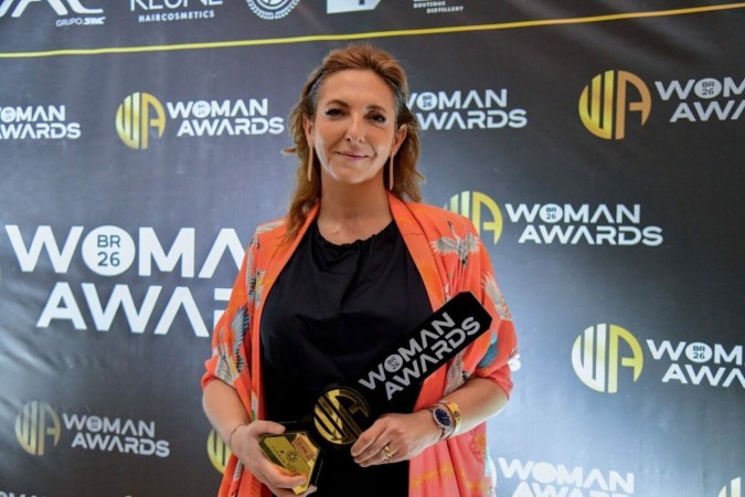 Juliana Algañaraz, da Gazeta, é homenageada no Woman Awards na ALESP -  (crédito: Observatório dos Famosos)