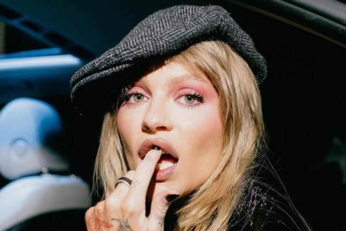 De fio-dental, Luísa Sonza joga o bumbum para o alto em fotos de seu novo clipe -  (crédito: Observatório dos Famosos)