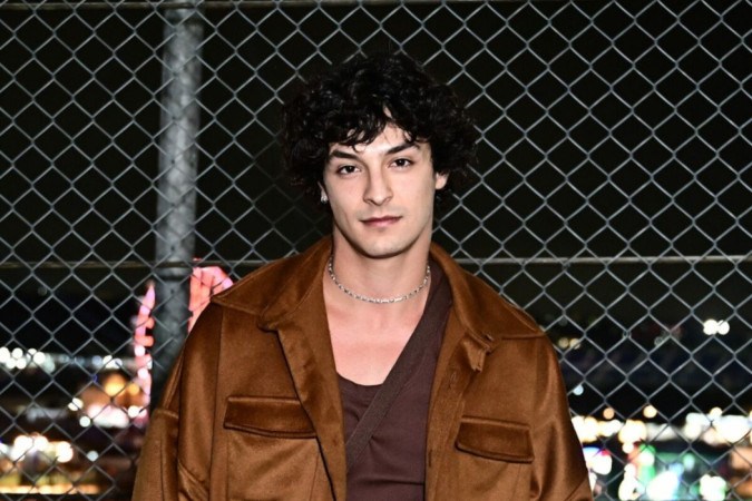 Ator de Vale Tudo exibe abdômen trincado em cliques na piscina -  (crédito: Observatório dos Famosos)