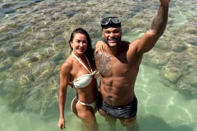 Scheila Carvalho e Tony Salles esbanjam boa forma durante férias em Alagoas -  (crédito: Observatório dos Famosos)