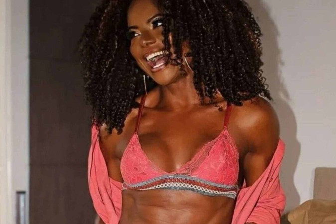 Adriana Bombom impressiona a web ao mostrar o corpão em treino em casa -  (crédito: Observatório dos Famosos)