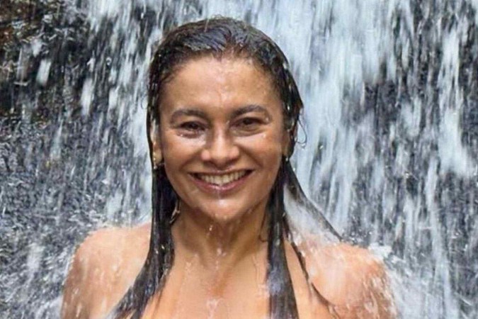 De biquíni, Dira Paes surge radiante em cachoeira e conquista elogios dos fãs -  (crédito: Observatório dos Famosos)