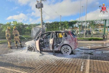Carro pegA fogo em estacionamento de UPA em Vicente Pires -  (crédito: CMBDF)