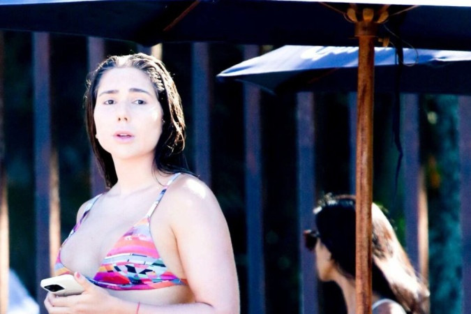 Carol Portaluppi, filha de Renato Gaúcho, é flagrada de biquíni e mostra bumbum saliente -  (crédito: Observatório dos Famosos)