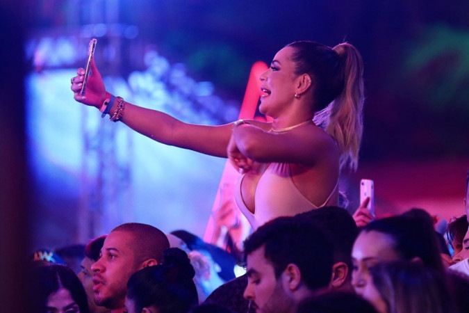 Deolane surge de surpresa em show de Mari Fernandez, sobe ao palco e pega cantora no colo diante da multidão -  (crédito: Observatório dos Famosos)