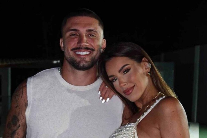 Ex-BBBs Ivy Moraes e Arthur Picoli celebram dois anos de namoro com declarações e viagem romântica -  (crédito: Observatório dos Famosos)