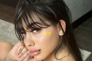 De calcinha, MC Mirella se exibe no espelho e incendeia o clima na web -  (crédito: Observatório dos Famosos) -De calcinha, MC Mirella se exibe no espelho e incendeia o clima na web -  (crédito: Observatório dos Famosos)