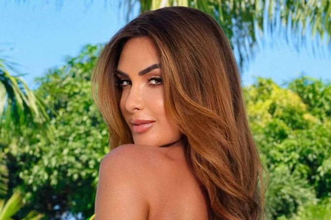 Nicole Bahls ostenta bumbum bronzeado ao posar de biquíni verde e amarelo: “Brasil no coração e sol na pele” -  (crédito: Observatório dos Famosos)