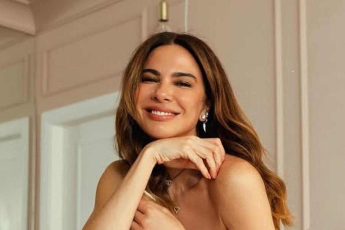 Luciana Gimenez faz ensaio topless na cama e manda recado aos haters -  (crédito: Observatório dos Famosos)