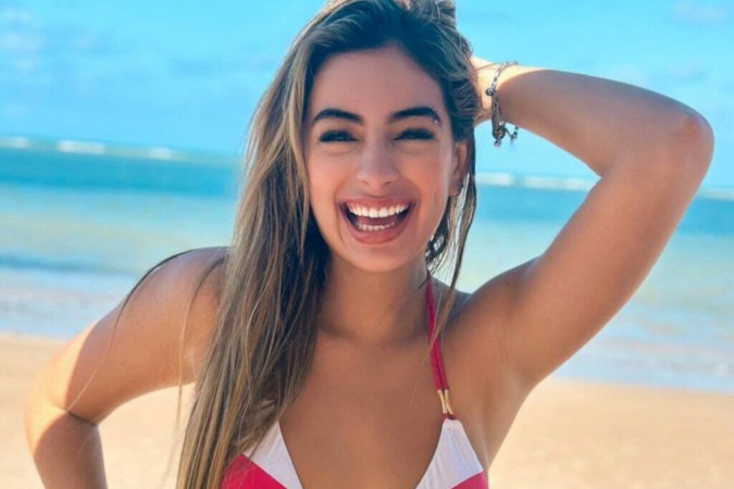 Estilosa, Julia Puzzuoli posa com biquíni de duas cores e exibe curvas bronzeadas -  (crédito: Observatório dos Famosos)