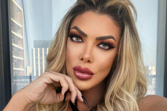 Musa do Vasco da Gama senta na escada com sua menor calcinha e empolga -  (crédito: Observatório dos Famosos)