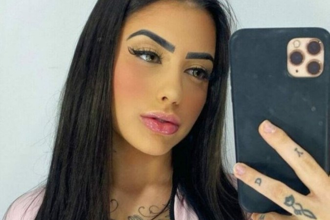 MC Mirella surge pelada na piscina e dá um show de sedução -  (crédito: Observatório dos Famosos)