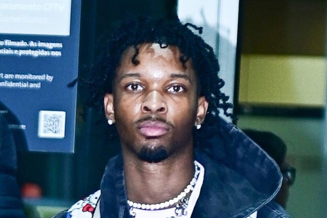 Cantor D4vd é acusado de assassinato após adolescente de 14 anos ser encontrada morta em carro registrado em seu nome -  (crédito: Observatório dos Famosos)