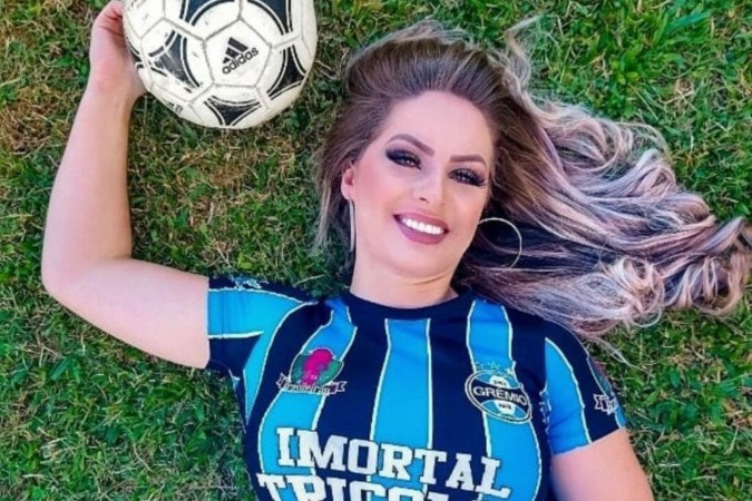 Musa do Grêmio sensualiza no campo de futebol e coloca curvas para jogo -  (crédito: Observatório dos Famosos)