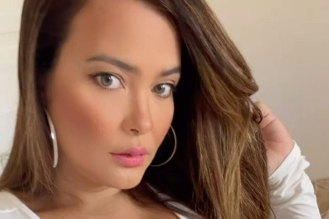 Pelada e com isqueiro na mão, Geisy Arruda ameaça ‘colocar fogo’ em parte íntima e faz clima esquentar na web -  (crédito: Observatório dos Famosos)