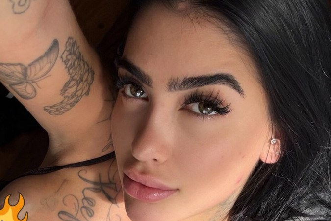 MC Mirella tira a roupa e fica nua no sofá enquanto grava conteúdo adulto -  (crédito: Observatório dos Famosos)