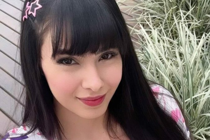 Juliana Bonde exibe o bumbum grandão em frente ao espelho e avisa: “Bora pegar” -  (crédito: Observatório dos Famosos)