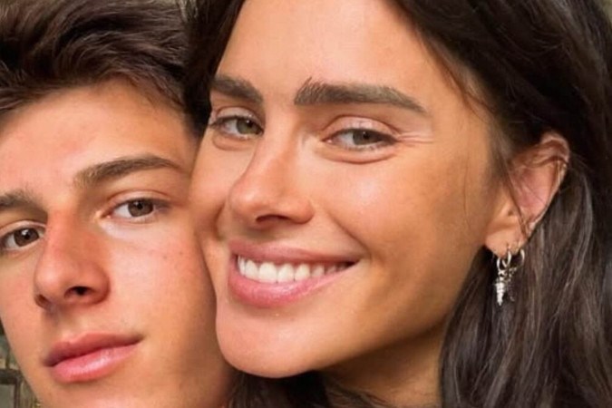 Carolina Dieckmmann encanta ao compartilhar fotos com o filho de 18 anos e semelhança vira assunto nas redes -  (crédito: Observatório dos Famosos)