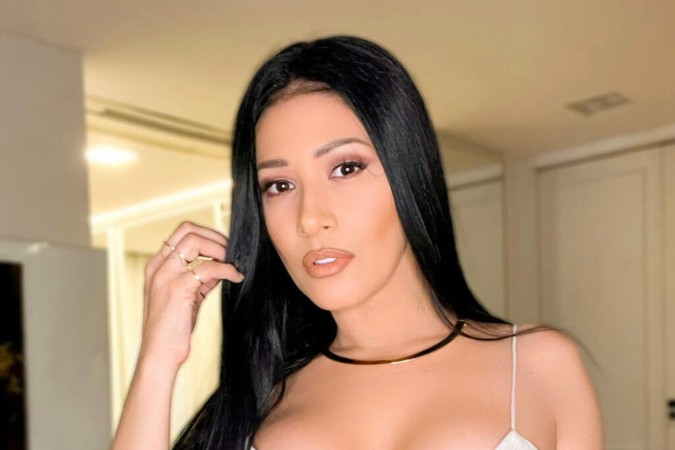 No quarto, Simaria sensualiza com peça bem pequena e hipnotiza fãs com sua beleza -  (crédito: Observatório dos Famosos)