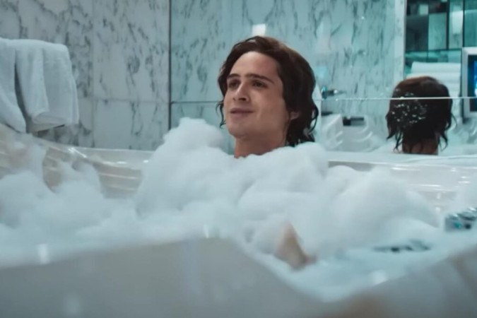 Cena de João Guilherme pelado no filme O Rei da Internet vira assunto nas redes sociais -  (crédito: Observatório dos Famosos)