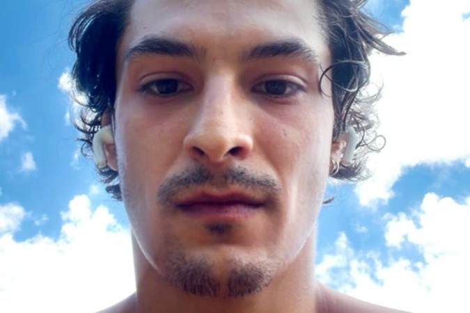 Ator de Vale Tudo exibe gominhos no abdômen e provoca seguidores -  (crédito: Observatório dos Famosos)