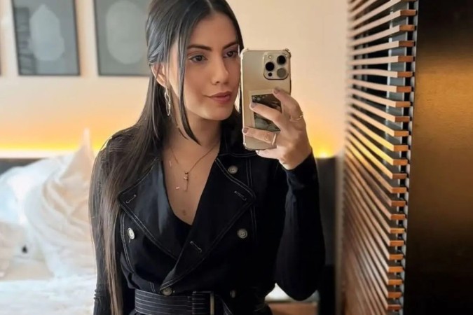 Fernanda Bande aposta em maio cavado e deixa marquinha à mostra -  (crédito: Observatório dos Famosos)
